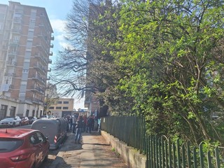 La protesta dei cittadini davanti all'ex Cesm