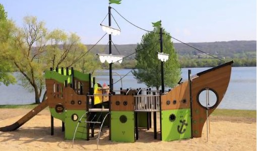 Il veliero che attraccherà nel parco giochi Il veliero che attraccherà nel parco giochi
