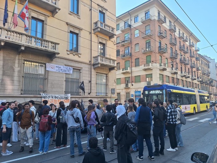 Il presidio degli studenti davanti a Edisu Il presidio degli studenti davanti a Edisu