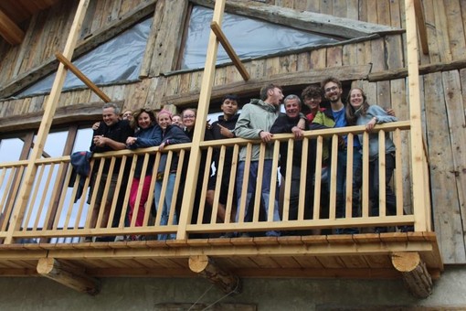 I giovani salgono al Rifugio Seytes per prepararlo all’apertura di luglio
