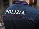 Strappano collanina a un passante, entrano in un negozio e si cambiano vestiti: arrestati due minorenni