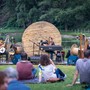 Gente d'Ambiente al Lago dei Camosci: la terza edizione del festival con Neri Marcorè, Fabio Geda, Lorenzo Pregliasco, Giorgia Palmirani