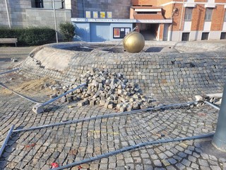 Atti vandalici in piazza Montale