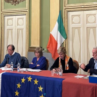 Giovanni Trinchieri, primo a sinistra, in un incontro del Mfe pinerolese