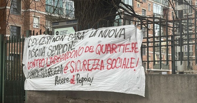 La protesta davanti all'ex Cesm