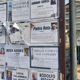 La bacheca di piazza Santa Croce, dove è affisso il manifesto funebre, preso di mira