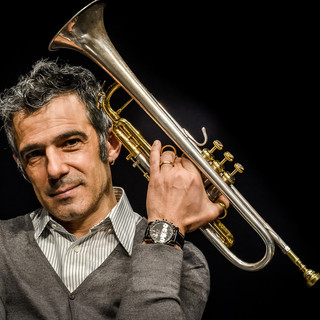 Seven Springs, continua il suo viaggio tra musica e libertà con Paolo Fresu e Rapahel Gualazzi