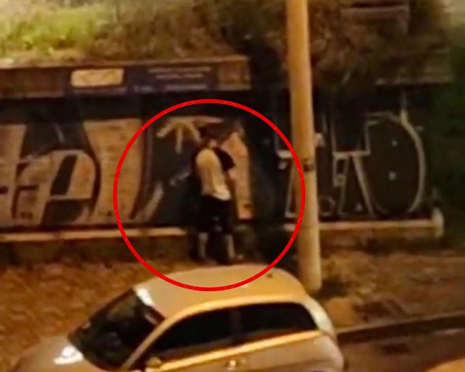 Schiamazzi e notti insonni per il bar aperto h24, i residenti: “Qualcuno intervenga” Schiamazzi e notti insonni per il bar aperto h24, i residenti: “Qualcuno intervenga”
