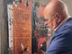 Munito di spruzzino e raschietto: consigliere comunale elimina i manifesti abusivi Munito di spruzzino e raschietto: consigliere comunale elimina i manifesti abusivi