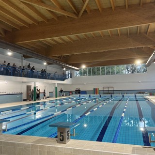 Relax, sole e lettini: riapre l’area estiva della piscina Bendini