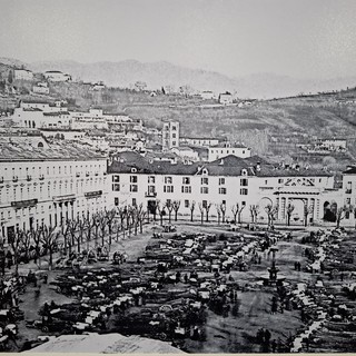 La facciata del municipio attuale di Pinerolo a fine Ottocento