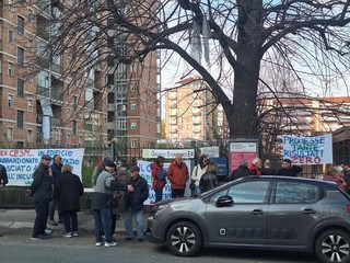 La protesta dei cittadini davanti all'ex Cesm