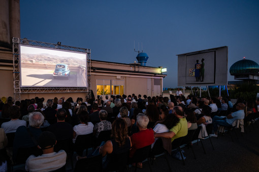 Cinema all'aperto sulla Pista 500: la rassegna con proiezioni e incontri della Pinacoteca Agnelli Cinema all'aperto sulla Pista 500: la rassegna con proiezioni e incontri della Pinacoteca Agnelli