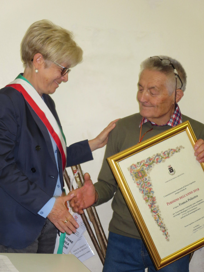Franco Polastro riceve il premio di ‘Perosino dell’anno’ dal sindaco Nadia Brunetto