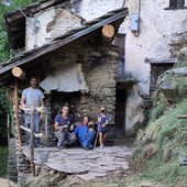Daniele Salengo, Valdo Poet, Erica Zuccalli con i figli davanti al forno restaurato