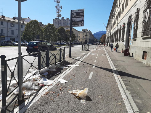 I rifiuti sparsi in corso Torino mercoledì scorso