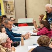 Due generazioni e tante domande: i ragazzini rispondono con gli anziani a Perosa Argentina Due generazioni e tante domande: i ragazzini rispondono con gli anziani a Perosa Argentina
