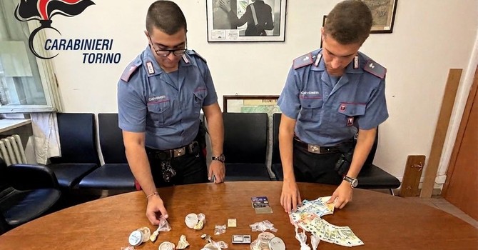 Nell'appartamento del centro di Torino vendeva la droga "delle feste":  avrebbe fruttato oltre 10mila euro