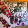 Lo striscione con il messaggio minatorio Lo striscione con il messaggio minatorio