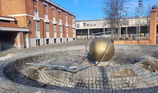 Atti vandalici in piazza Montale