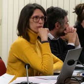 Francesca Costarelli, in primo piano, sui banchi della Giunta (foto di Christian Bosio)
