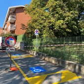 Pinerolo: realizzati oggi gli stalli di sosta per disabili davanti alla Silvio Pellico