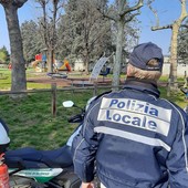 &quot;Furbetto dei rifiuti' pizzicato dalla Polizia locale di Beinasco (foto di archivio)