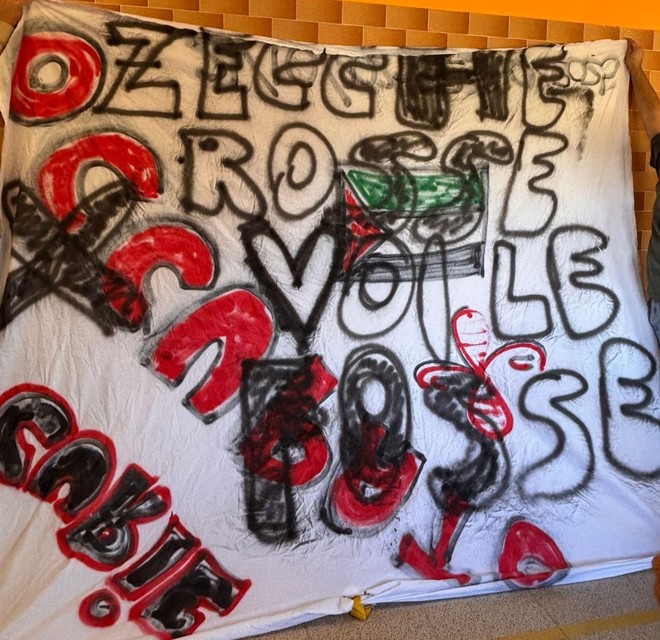 Lo striscione con il messaggio minatorio Lo striscione con il messaggio minatorio