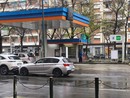 Mille firme non bastano, fumata "nera" per piazza Montanari: il distributore di benzina resta aperto