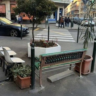 Panchine e sedie abusive a Borgo Vittoria Panchine e sedie abusive a Borgo Vittoria