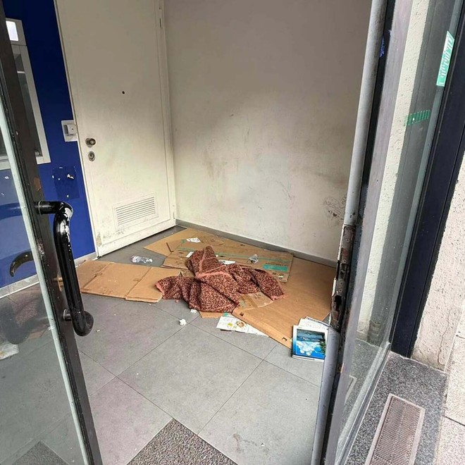 Bancomat trasformato in dormitorio, l'allarme dei residenti di piazza Carducci Bancomat trasformato in dormitorio, l'allarme dei residenti di piazza Carducci