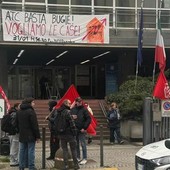 La protesta davanti alla sede di Atc