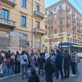 Il presidio degli studenti davanti a Edisu
