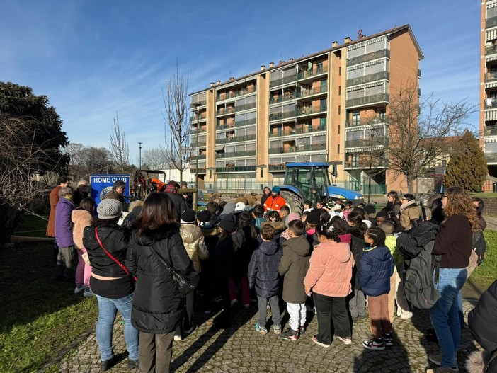 Un momento della piantumazione di questa mattina
