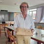 Danilo Chiabrando con la busta delle prove della sua ultima maturità: la trentacinquesima