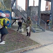 I volontari ripuliscono parco Dora