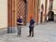 Da sinistra Paolo Zebelloni e Marco Davite di fronte al Duomo di Pinerolo dove verrà fatta una parte delle riprese