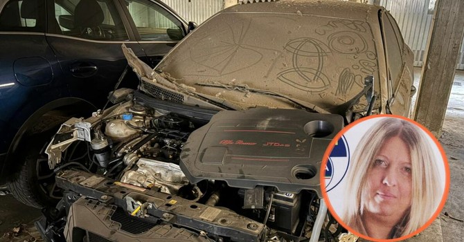Le auto abbandonate di via Como (nel tondo, la consigliera Marino)