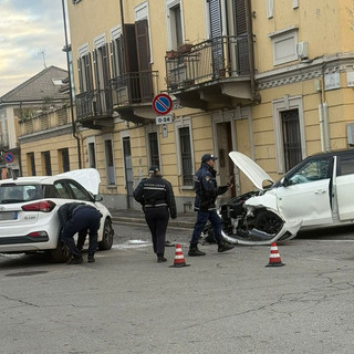 Scontro tra due auto all’incrocio tra piazza Garibaldi e via Martiri a Pinerolo