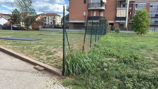 Bimba si ferisce sullo scivolo, scoppia il caso dei giochi danneggiati dai vandali Bimba si ferisce sullo scivolo, scoppia il caso dei giochi danneggiati dai vandali