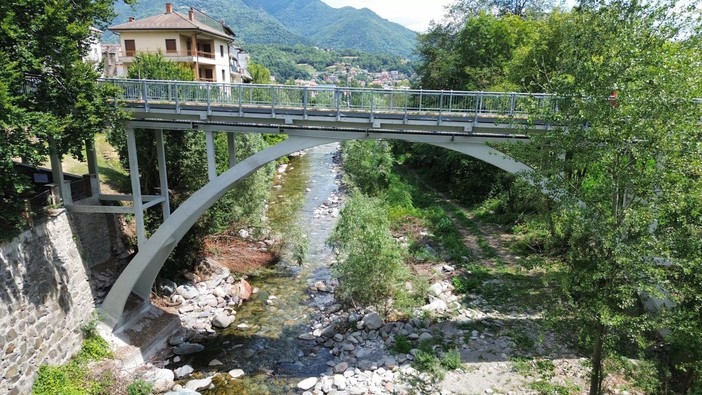 Pomaretto, la passerella sul Germanasca è riaperta ma sono attesi ancora asfalto e micropali
