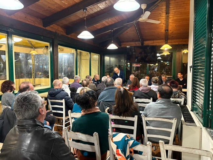 L'incontro tra i cittadini, il viceprefetto e la cooperativa Le Soleil in via Rocca de' Baldi L'incontro tra i cittadini, il viceprefetto e la cooperativa Le Soleil in via Rocca de' Baldi