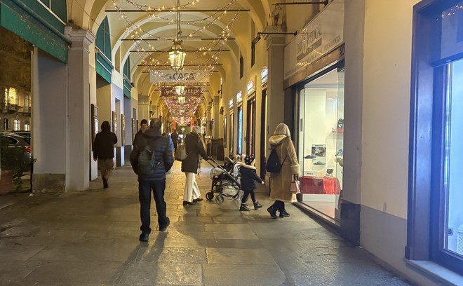 Il Natale secondo i commercianti di Pinerolo: “La gente c’è, ma gli scontrini sono bassi” [VIDEO]