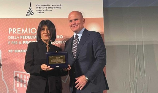 Franca Fagioli premiata da Massimiliano Cipolletta