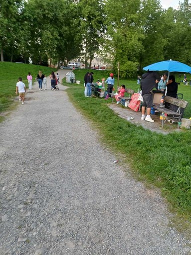 Via i fornelli a gas e verbali per i parcheggi sull'erba Via i fornelli a gas e verbali per i parcheggi sull'erba