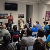 Luca Salvai durante il suo intervento nella sede del Pd