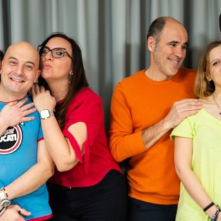 Un mondo distopico dove l'eterosessualità è bandita: al Piccolo Teatro Comico va in scena "Indovina da chi andiamo a cena"