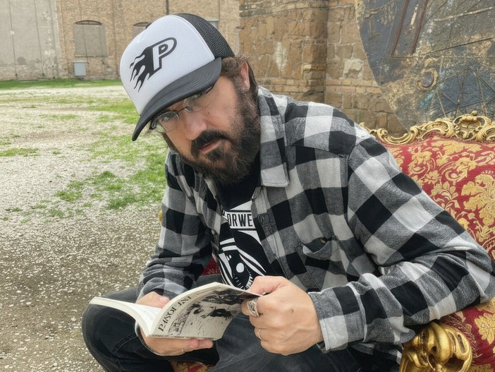 Tommaso Zanello, in arte Piotta, torna in scena con un romanzo e un nuovo disco