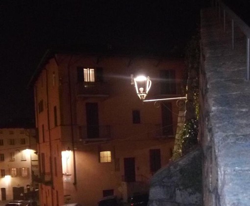 “Le lanterne senza vetri nel centro storico di Pinerolo somigliano a uno ‘scheletro’”