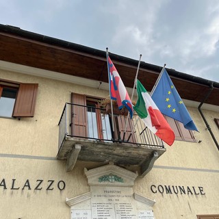 La bandiera a mezz’asta a Prarostino